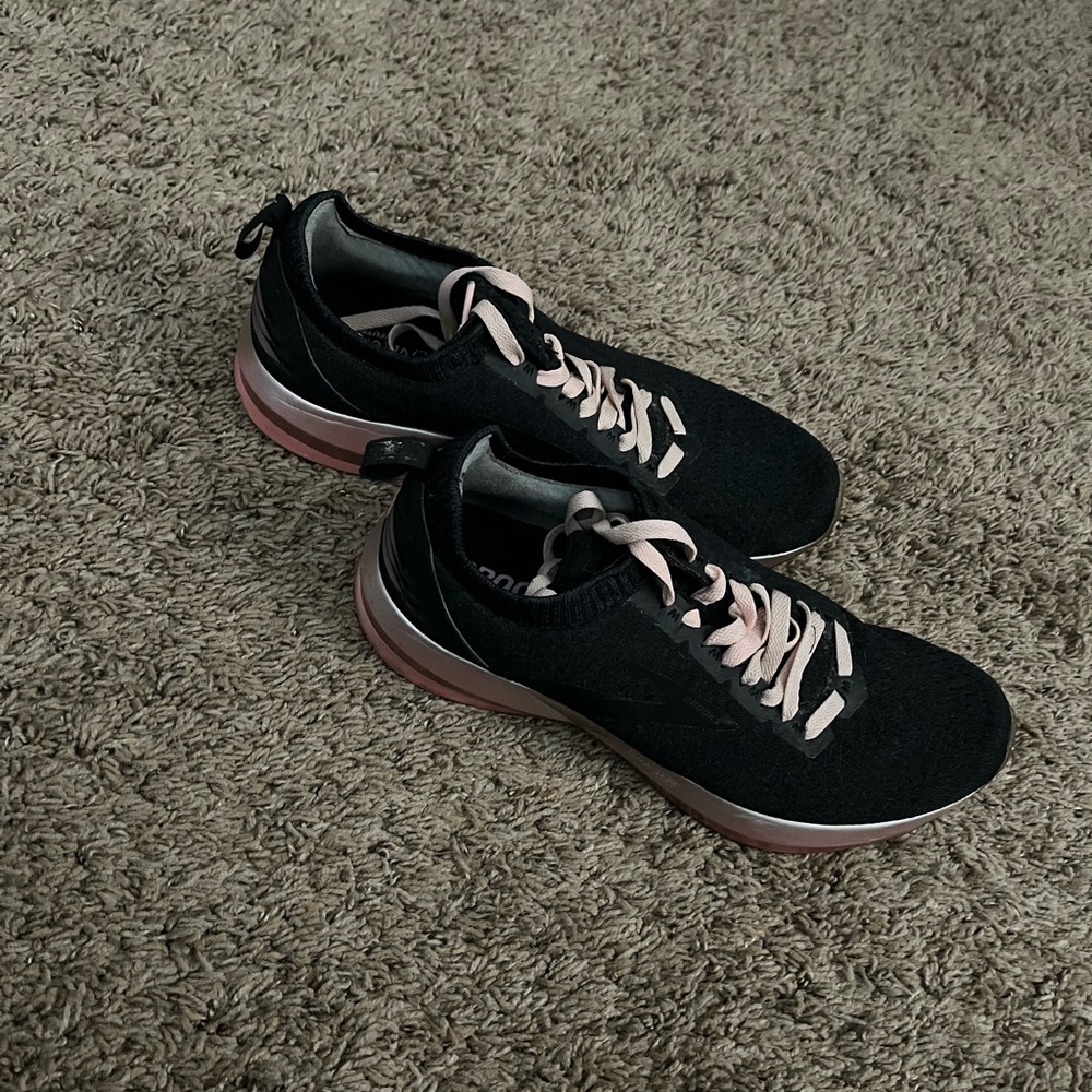 Women's Brooks tennis shoes - size 10